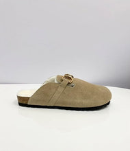 Lade das Bild in den Galerie-Viewer, OS1820 Beige OOG Damen Leder Hausschuhe Slipper Clogs mit Teddyfelldecksohle