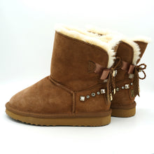 Lade das Bild in den Galerie-Viewer, OB0691 Kinderboots mit Schleife/Stein