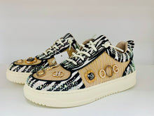 Lade das Bild in den Galerie-Viewer, AQ718 White Zebra OOG Damen Sneaker (EU)
